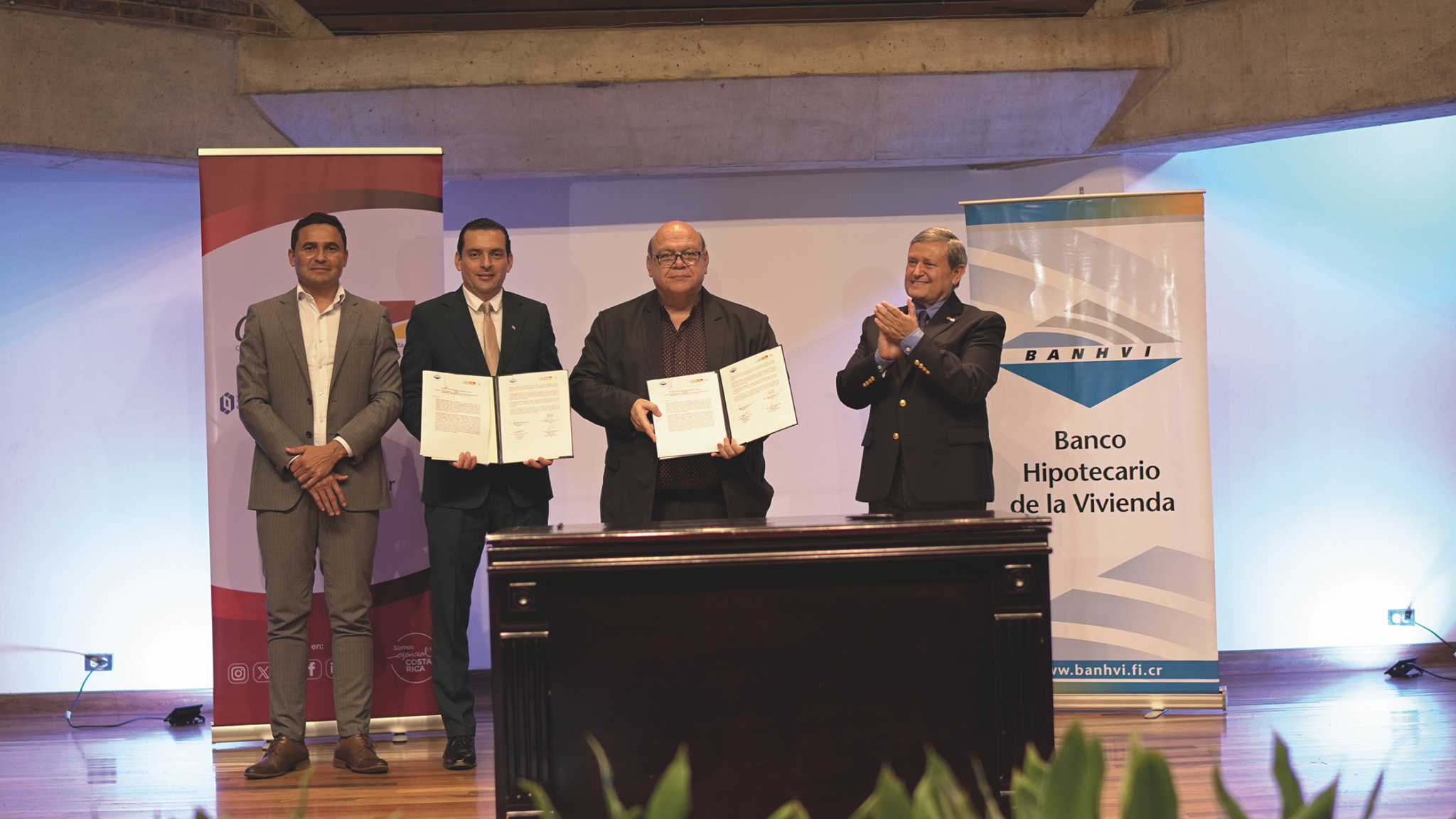 "De izquierda a derecha: Sr. Dagoberto Hidalgo C., Gerente General del BANHVI; Sr. Marlon Andrés Navarro A., Presidente de la Junta Directiva del BANHVI; Ing. Olman Vargas Z., Presidente de la Junta Directiva General del CFIA y el Ing. Guillermo Carazo R., Director Ejecutivo del CFIA."