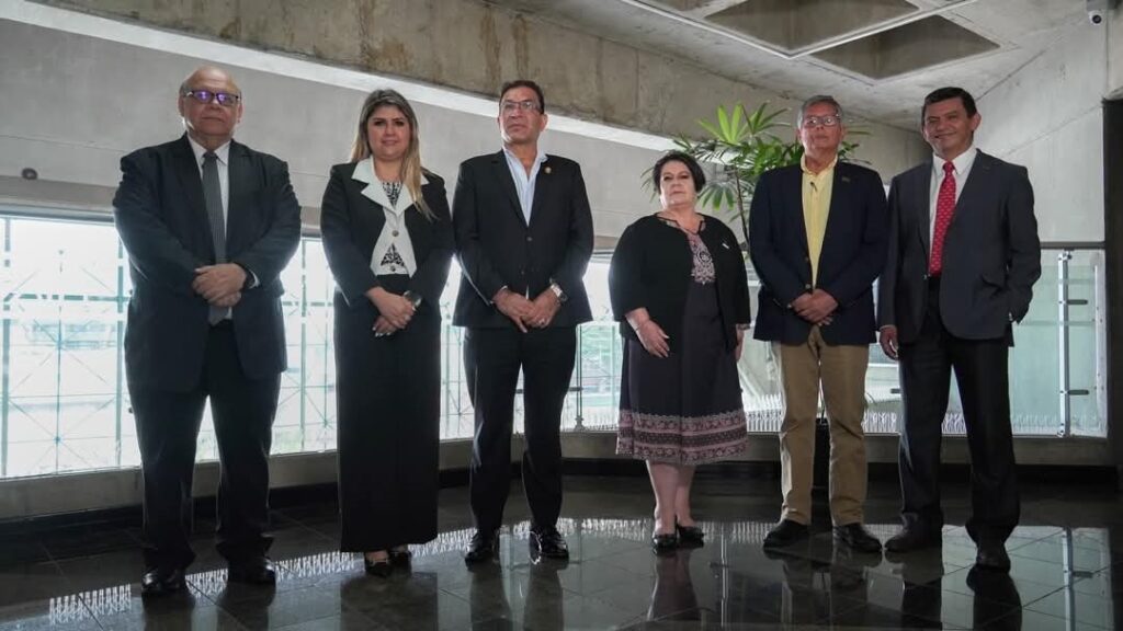 De izquierda a derecha: Ing. Olman Vargas Z., Expresidente de la J.D.G del CFIA; Ing. Johan Caballero M., Sociedad Panameña de Ingenieros y Arquitectos; Ing. Byron Pivaral A., Presidente de la FOICAP; Ing. Rita Arce L., Presidenta de la J.D.G del CFIA; Ing. Alejandro Salinas A., del Colegio de Ingenieros de Nicaragua y el Ing. Alonso Saravia M., Asociación Salvadoreña de Ingenieros y Arquitectos.
