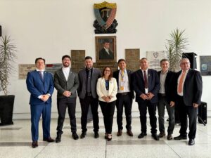 De izquierda a derecha: Ing. Daniel Ureña M., Presidente de la Junta Directiva del Colegio de Ingenieros Civiles y Director de la J.D.G del CFIA; Ing. José David Rodríguez A., Miembro CFIA; Ing. Juan Carlos Rodríguez A., Vocal I de la Junta Directiva del Colegio de Ingenieros Civiles; Ing. Angie Álvarez M., Tesorera de la Junta Directiva del Colegio de Ingenieros Civiles; Ing. Arturo Chaves M; Fiscal de la Junta Directiva del Colegio de Ingenieros Civiles; Ta. Juan Alberto Mairena A., Vicepresidente de la Junta Directiva del Colegio de Ingenieros Topógrafos y Director de la J.D.G del CFIA; Ing. Fernando Escalante Q., Presidente de la Junta Directiva del Colegio de Ingenieros Electricistas, Mecánicos e Industriales y Director de la J.D.G del CFIA y el Ing. Luis Fernando Andrés J., Vicepresidente de la Región II Central UPADI.