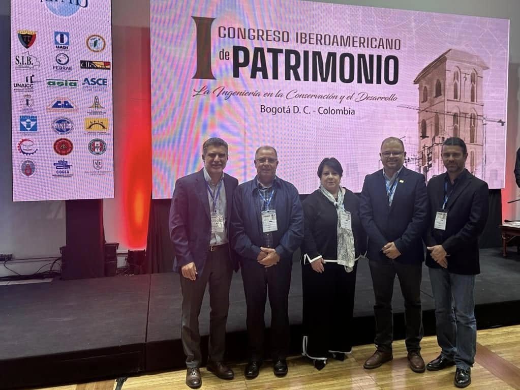 De Izquierda a derecha: Ing. Fernando Escalante Q., Presidente de la Junta Directiva del Colegio de Ingenieros Electricistas, Mecánicos e Industriales y Director de la J.D.G del CFIA; T.A Olger Murillo R., Presidente de la Junta Directiva del Colegio de Ingenieros Topógrafos y Director de la J.D.G del CFIA; Ing. Rita Ma. Arce L., Presidenta de la J.D.G del CFIA; Ing. Juan Pablo Arias C., Presidente de la Junta Directiva del Colegio de Ingenieros Tecnólogos y Director de la J.D.G del CFIA y el Ing. Juan Carlos Fonseca F., miembro del Colegio de Ingenieros Tecnólogos.