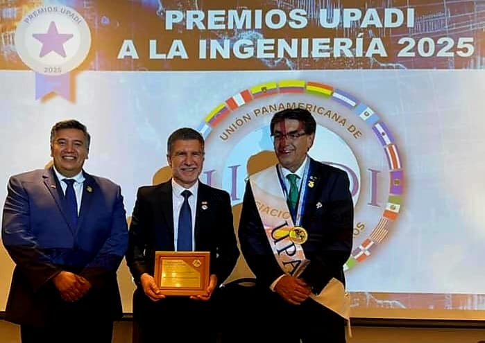 La UPADI otorgó los Premios a la Ingeniería 2025, y dos profesionales costarricenses recibieron los galardones: Ing. Fernando Escalante Q., Director de la Junta Directiva General CFIA y Presidente del CIEMI, recibió el Premio de Enseñanza de la Ingeniería (Vector de Oro).