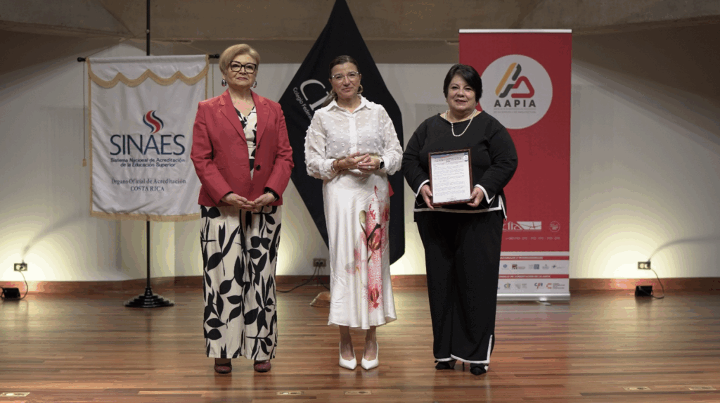 De izquierda a derecha: Dra. Lady Meléndez R., Presidenta del Consejo Nacional de Acreditación, Ing. Irene Campos G., Presidenta de la Agencia Internacional AAPIA y la Ing. Rita Arce L., Presidenta de la Junta Directiva General del CFIA.