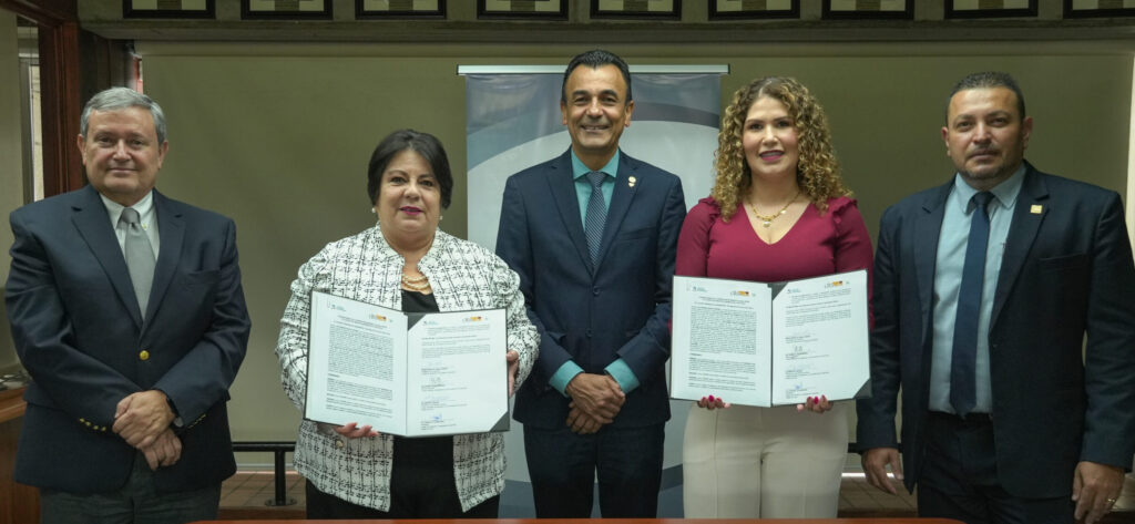 De izquierda a derecha: Ing. Guillermo Carazo R, Director Ejecutivo del CFIA; Ing. Rita Arce L, Presidenta de la JDG del CFIA; Lic. Francisco Cruz M, Presidente del Colegio de Abogados y Abogadas de Costa Rica; Máster. Katherine Víquez L; Presidenta de la Junta Directiva del Colegio de Ciencias Económicas de Costa Rica; y el Magister. Allan Salazar L, Director Ejecutivo del Colegio de Abogados y Abogadas de Costa Rica.