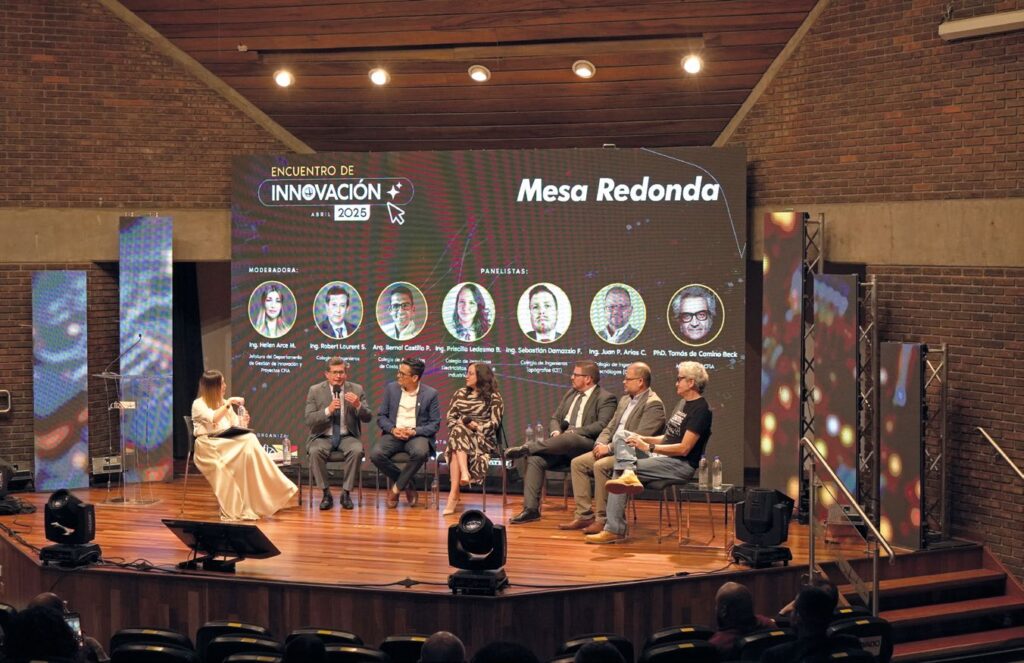 De izquierda a derecha: Ing. Hellen Arce M., Jefa Departamento de Gestión de Innovación y Proyectos CFIA (moderadora); Ing. Roberto Laurent S., Colegio de Ingenieros Civiles; Arq. Bernal Castillo P., Colegio de Arquitectos de Costa Rica (CACR); Ing. Laura Paniagua S., Colegio Ingenieros Electricistas, Mecánicos e Industriales (CIEMI); Ing. Sebastián Damazzio F., Colegio de Ingenieros Topógrafos (CIT); Ing. Juan Pablo Arias C., Colegio de ingenieros Tecnólogos (CITEC) y Ph.D. Tomás de Camino Beck., Mutalidad CFIA.