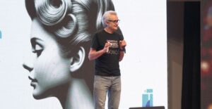 El Ph.D. Tomás de Camino Beck, compartió la charla “La era de los profesionales cyborgs”, gracias al apoyo de Mutualidad CFIA.