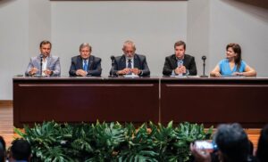 De izquierda a derecha: Ing. Erick Mata A., Asistente Profesional en la Dirección de Proyectos de Investigación CFIA; Ing. Guillermo Carazo R., Director Ejecutivo CFIA; Ing. Daniel Garro V., Presidente del GMS CoST Costa Rica; Sr. David Zamora, Consultor Internacional ITI CoST, y la Sra. Marisol Castro G., Country Manager CoST Costa Rica.