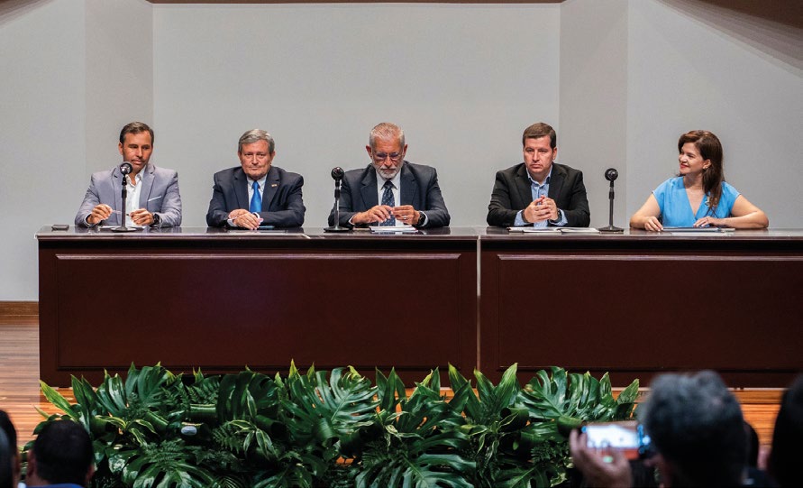 De izquierda a derecha: Ing. Erick Mata A., Asistente Profesional en la Dirección de Proyectos de Investigación CFIA; Ing. Guillermo Carazo R., Director Ejecutivo CFIA; Ing. Daniel Garro V., Presidente del GMS CoST Costa Rica; Sr. David Zamora, Consultor Internacional ITI CoST, y la Sra. Marisol Castro G., Country Manager CoST Costa Rica.