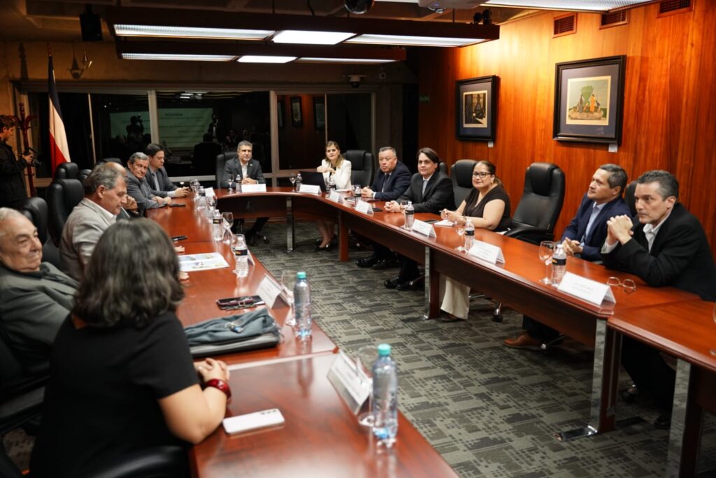 Encuentro con miembros de la Junta Directiva General del CFIA, Comisión Paritaria Pensar en Costa Rica y Administración CFIA.