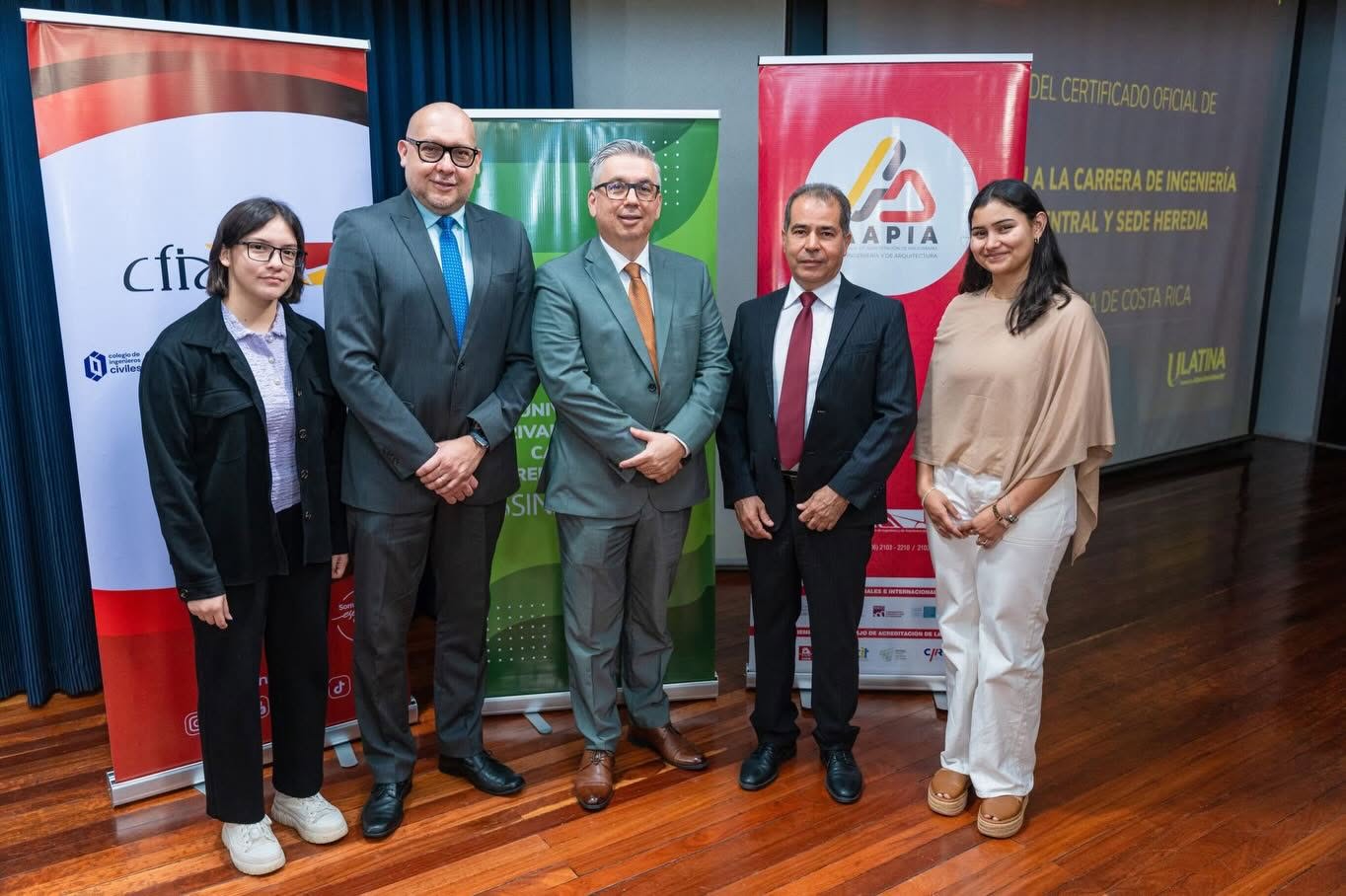 ULATINA Ing. Javier Chacón H., director ejecutivo a. i. del CFIA y en representación del Consejo de Acreditación de AAPIA; Ing. Alexander Vargas C., vicerrector Académico de la Universidad Latina; Ing. Domingo Delgado M., director Académico de Ingeniería Civil, Facultad de Ingenierías y TICs; Srta. Abigail Vargas V., representante estudiantil de la U Latina en sede central; y Srta. María Paulina Sánchez M., representante estudiantil de la sede de la U Latina en Heredia